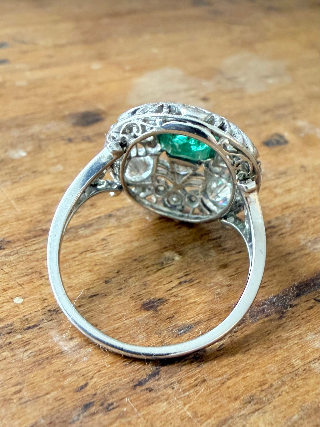 " Marie" Bague entourage dentelle en or blanc émeraude et diamants