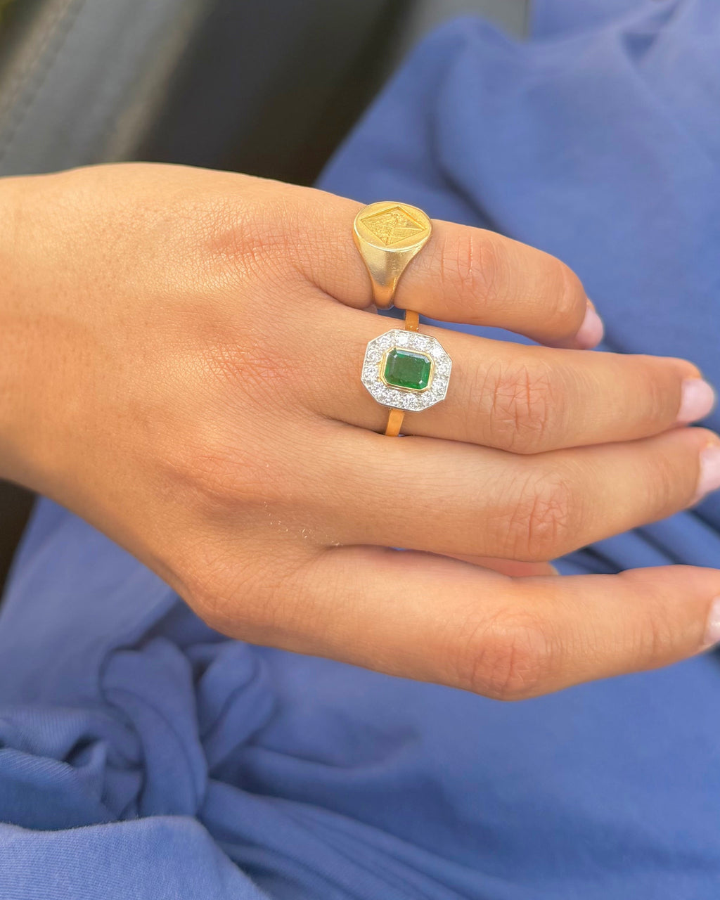 « Mahaut » Bague entourage en or jaune émeraude et diamants