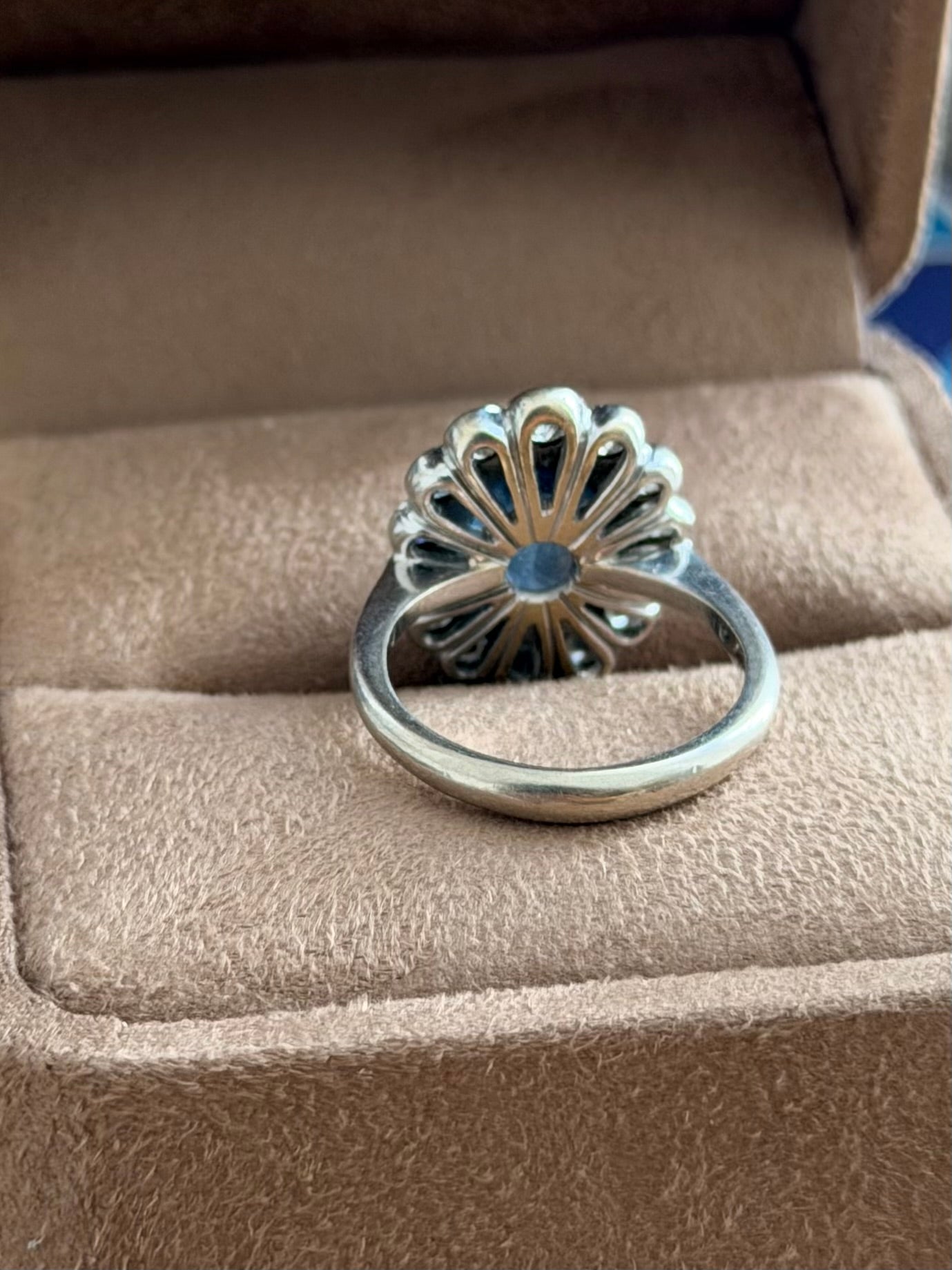 « Anastasia » Bague Pompadour en or blanc saphir et diamants
