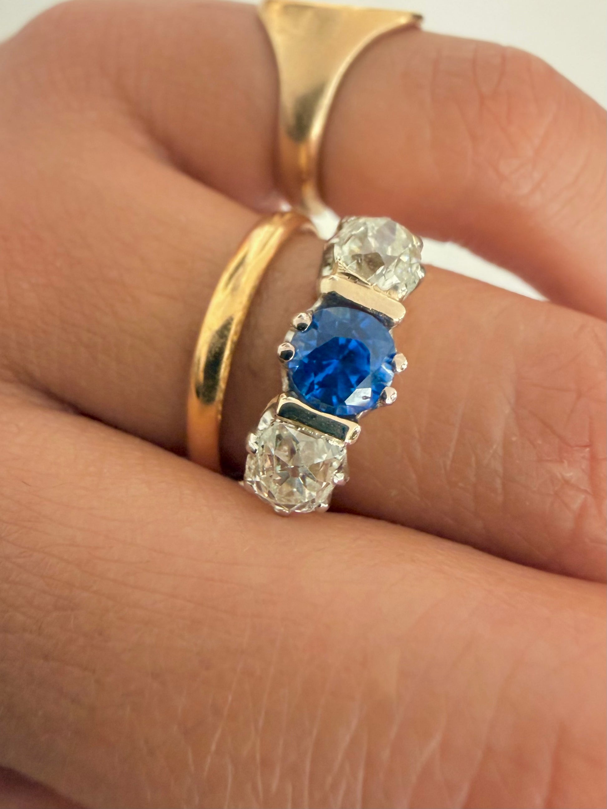 « Alice » Bague Jarretière en or rose, platine saphir et diamants