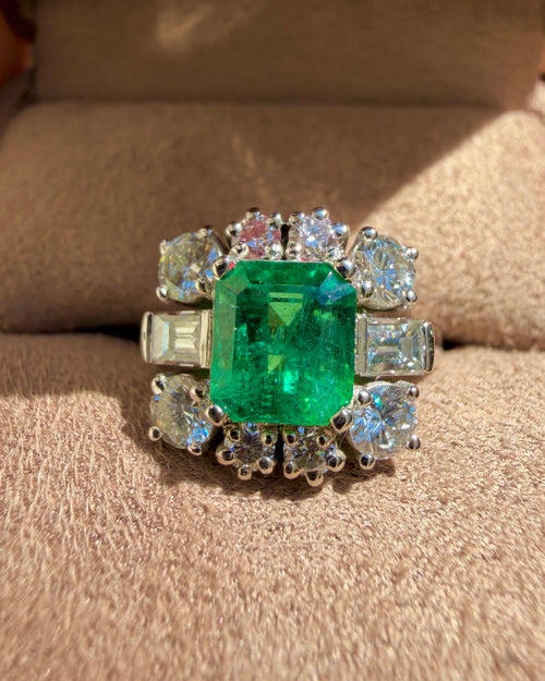 "Diane" Bague en or blanc, émeraude et diamants