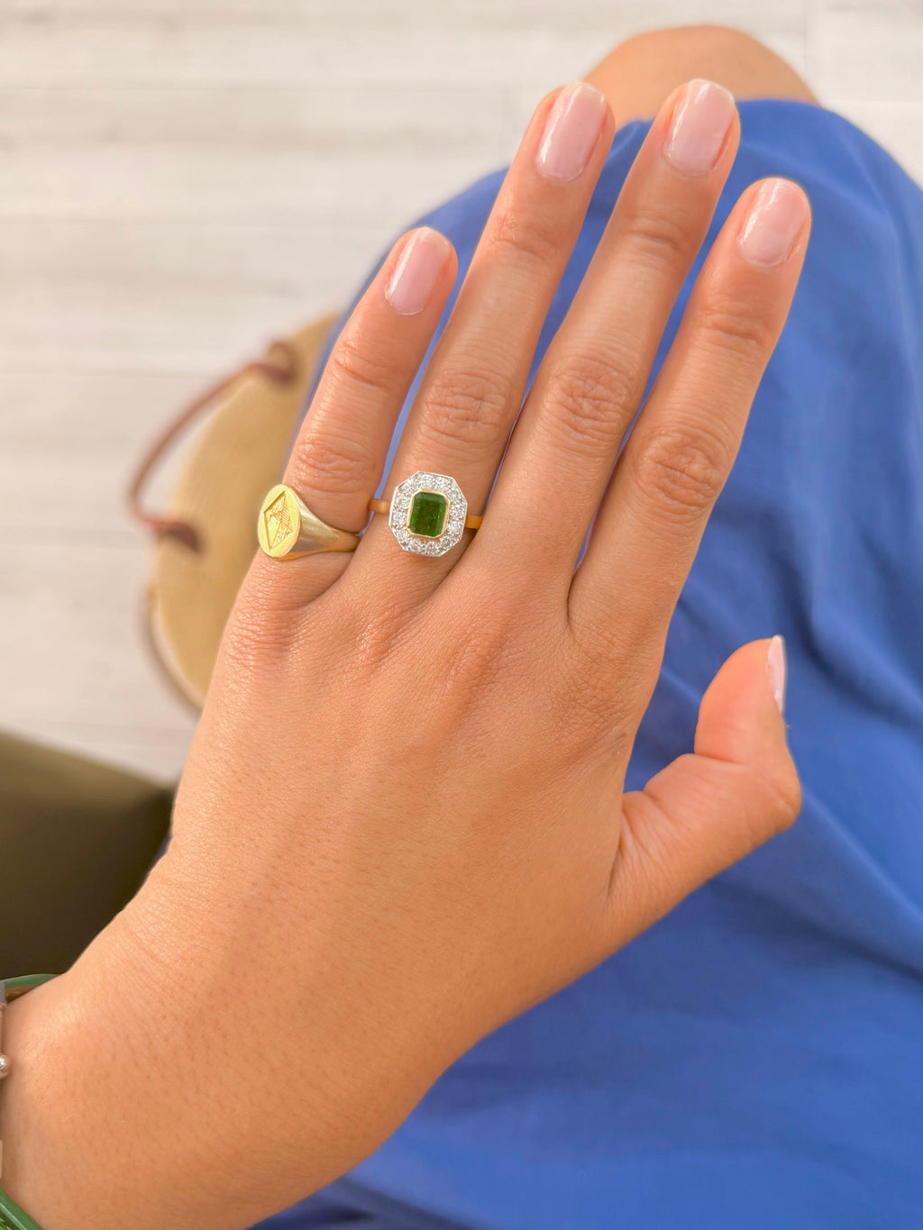 « Mahaut » Bague entourage en or jaune émeraude et diamants
