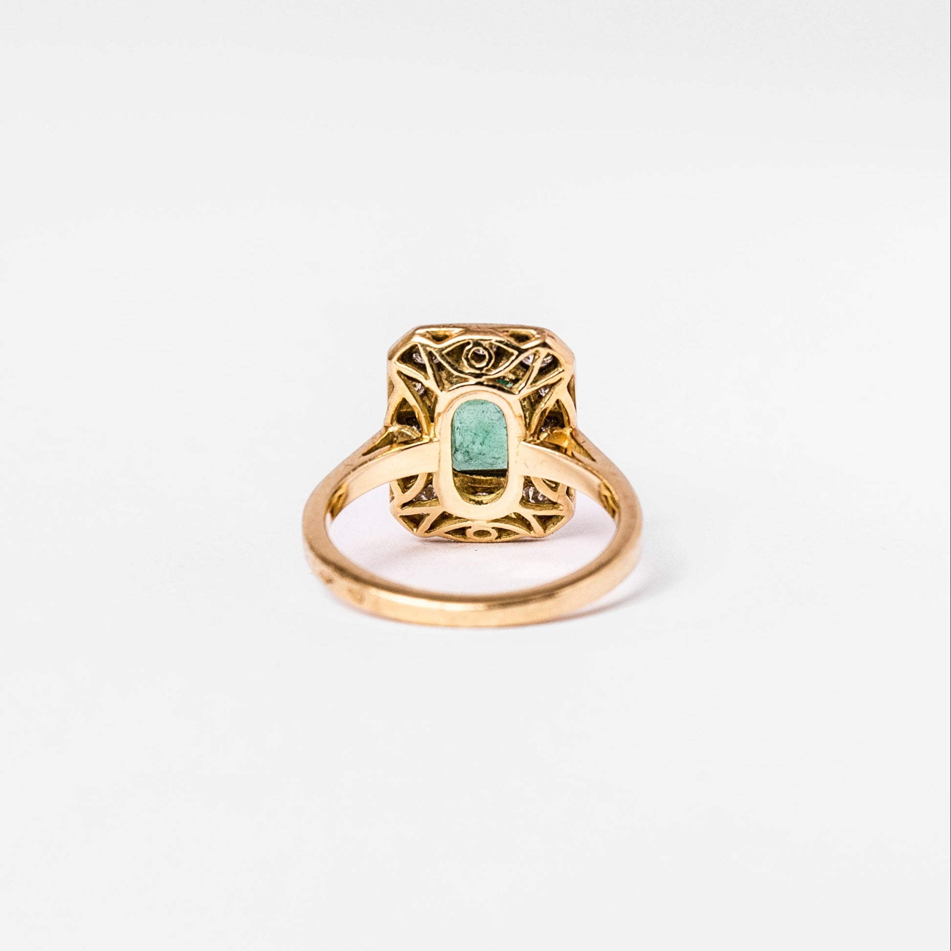 Bague en or jaune, émeraude et diamants