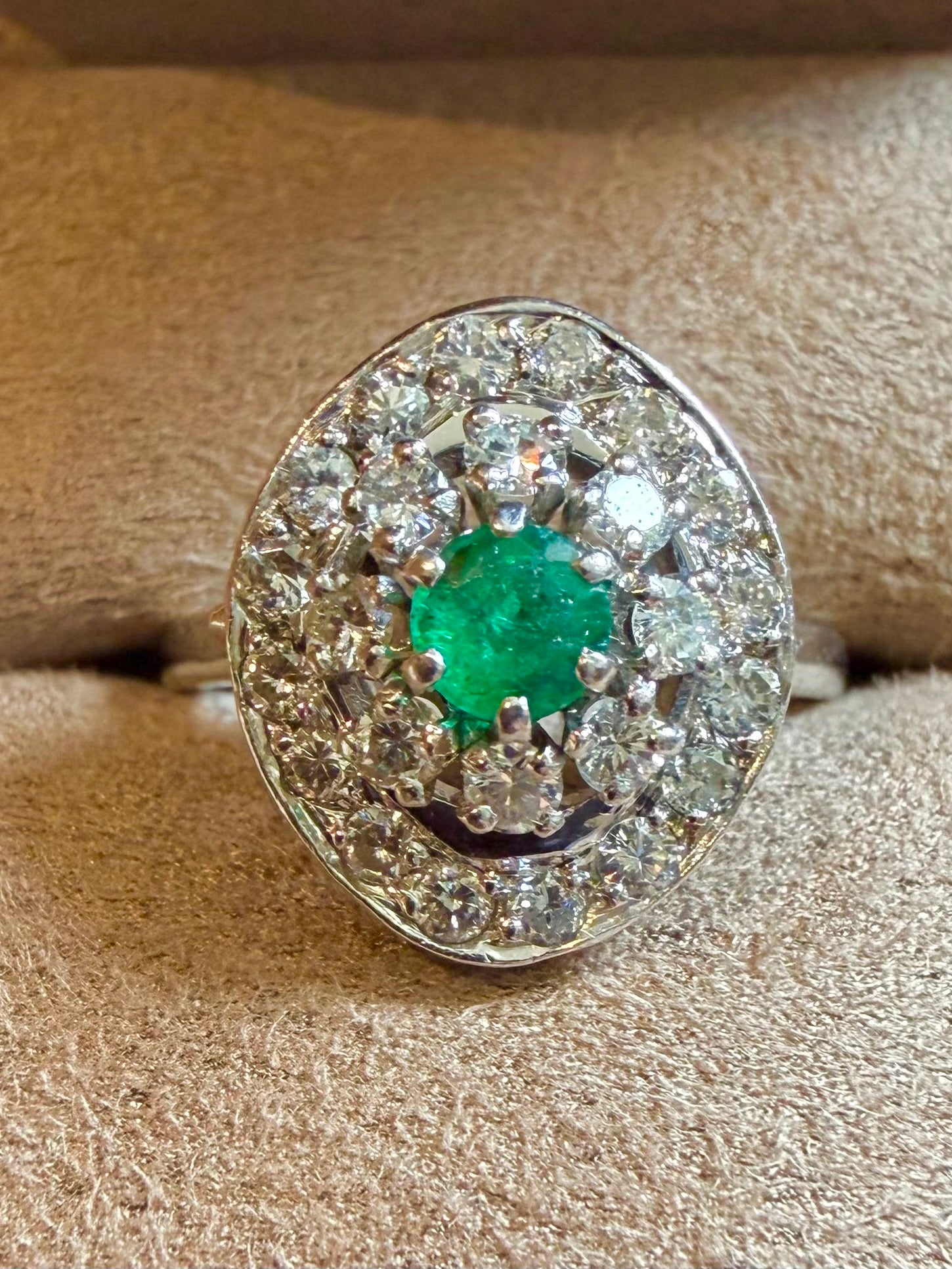 "Suzanne" Bague en or blanc émeraude et diamants