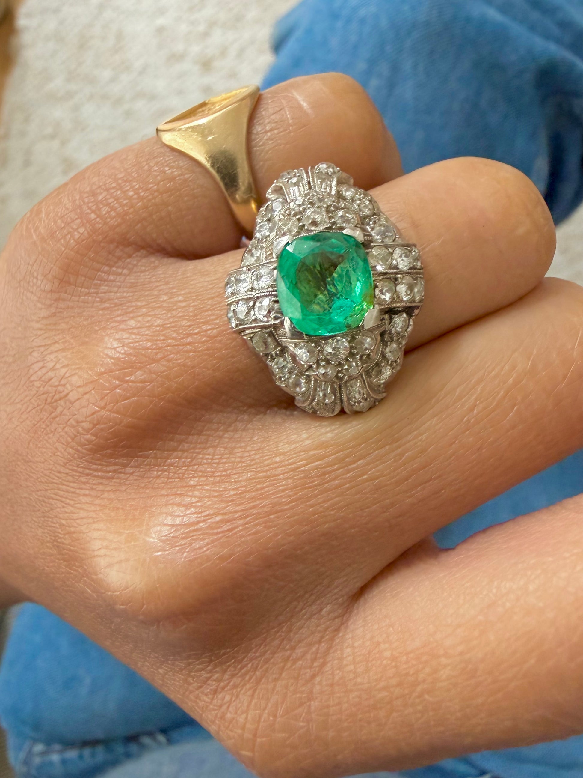 « Félicie » Bague Dôme en platine émeraude et diamants