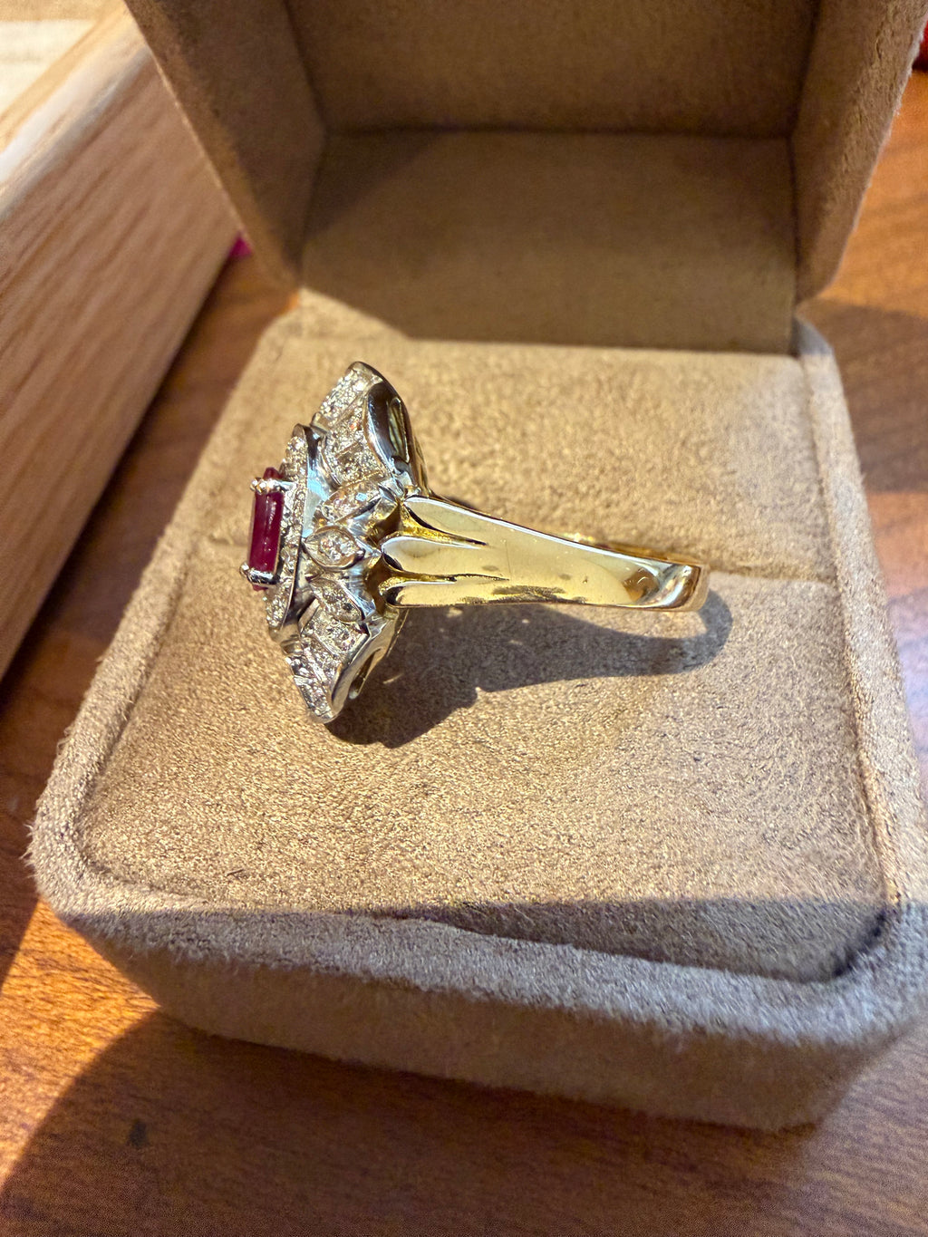 " Paola" Bague Pompadour en or blanc rubis et diamants