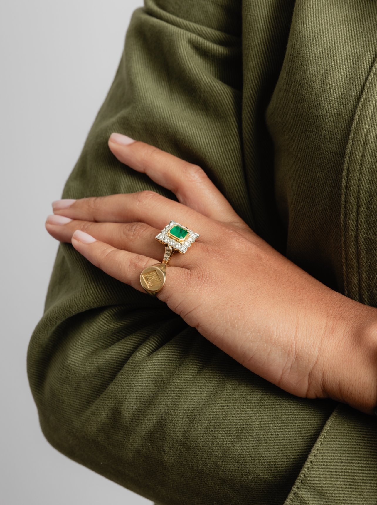 "Agathe" Bague entourage en or émeraude et diamants