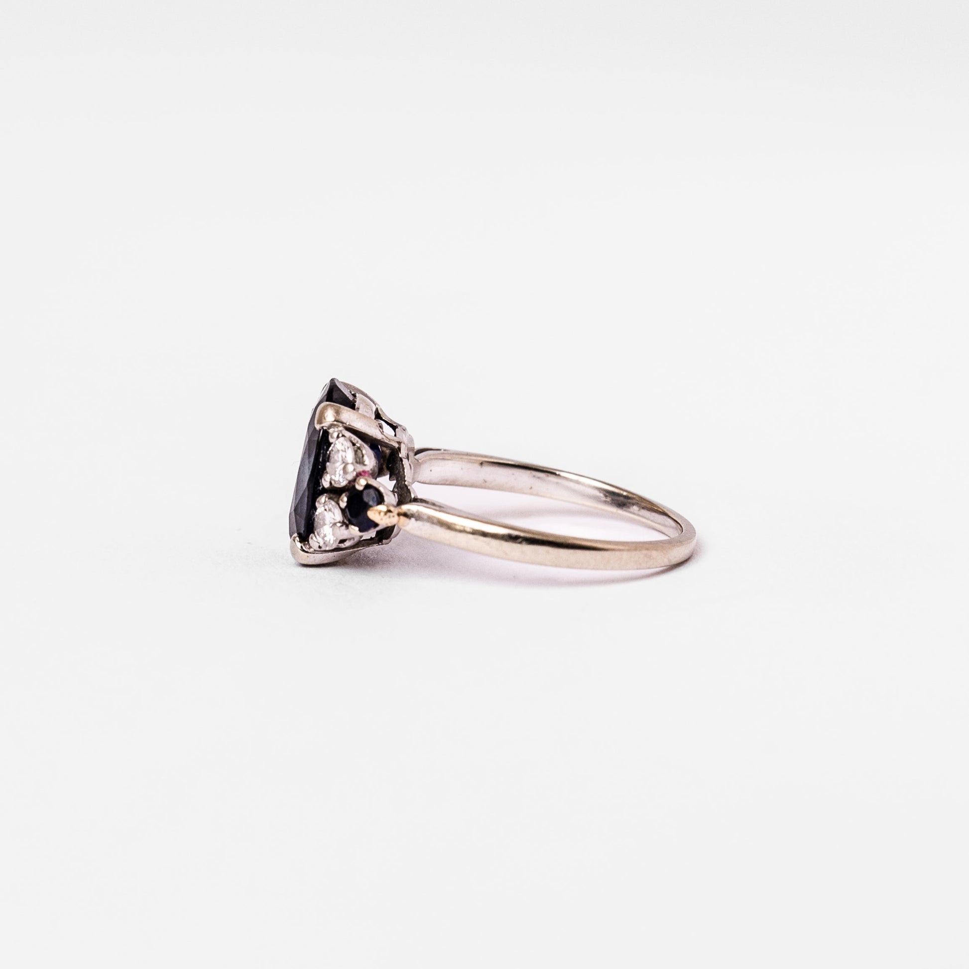 Bague en or blanc, saphir et diamants