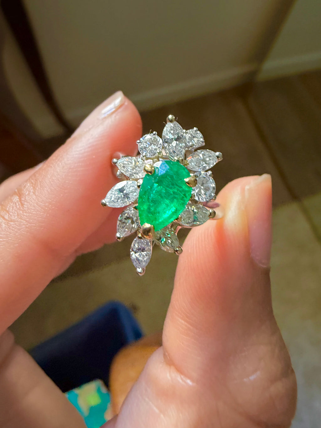 « Bérénice » Bague Cocktail en or blanc émeraude et diamants