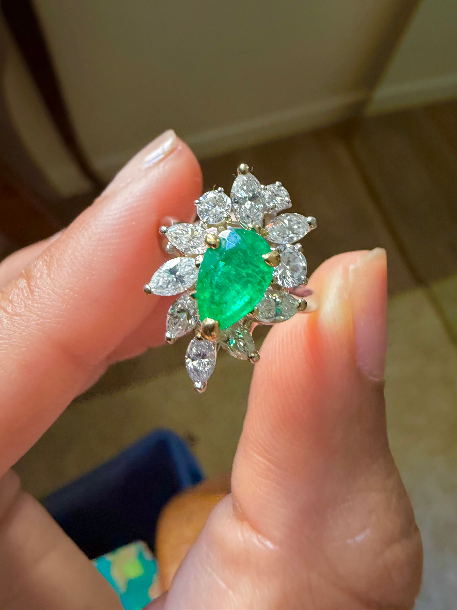 « Bérénice » Bague Cocktail en or blanc émeraude et diamants