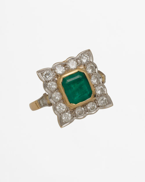 Bague entourage en or émeraude et diamants