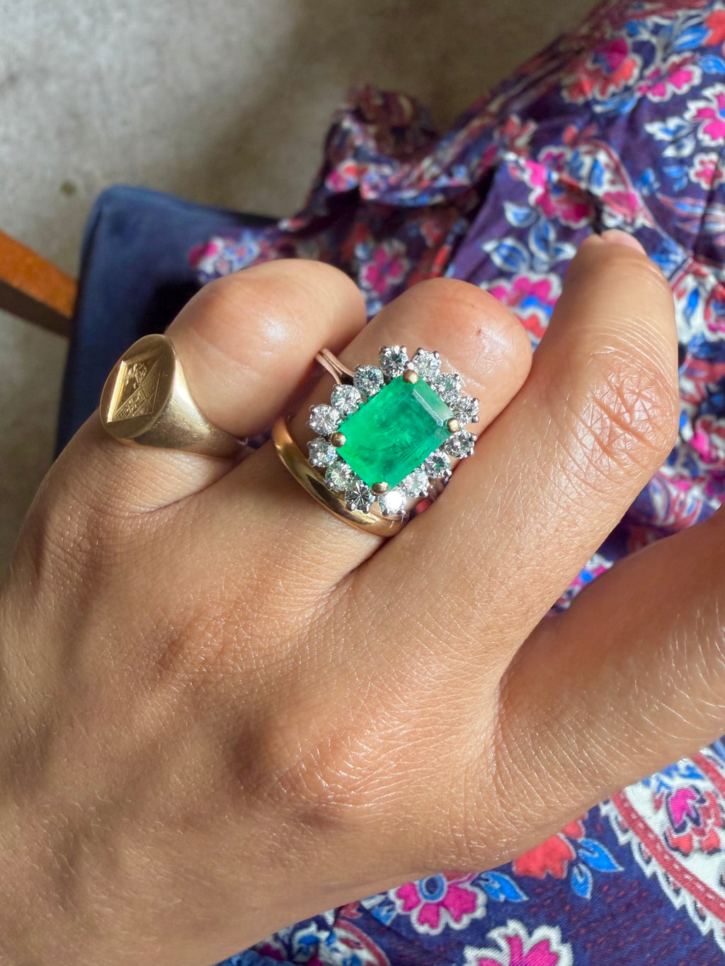'' Emilie"  Bague entourage en or blanc émeraude et diamants