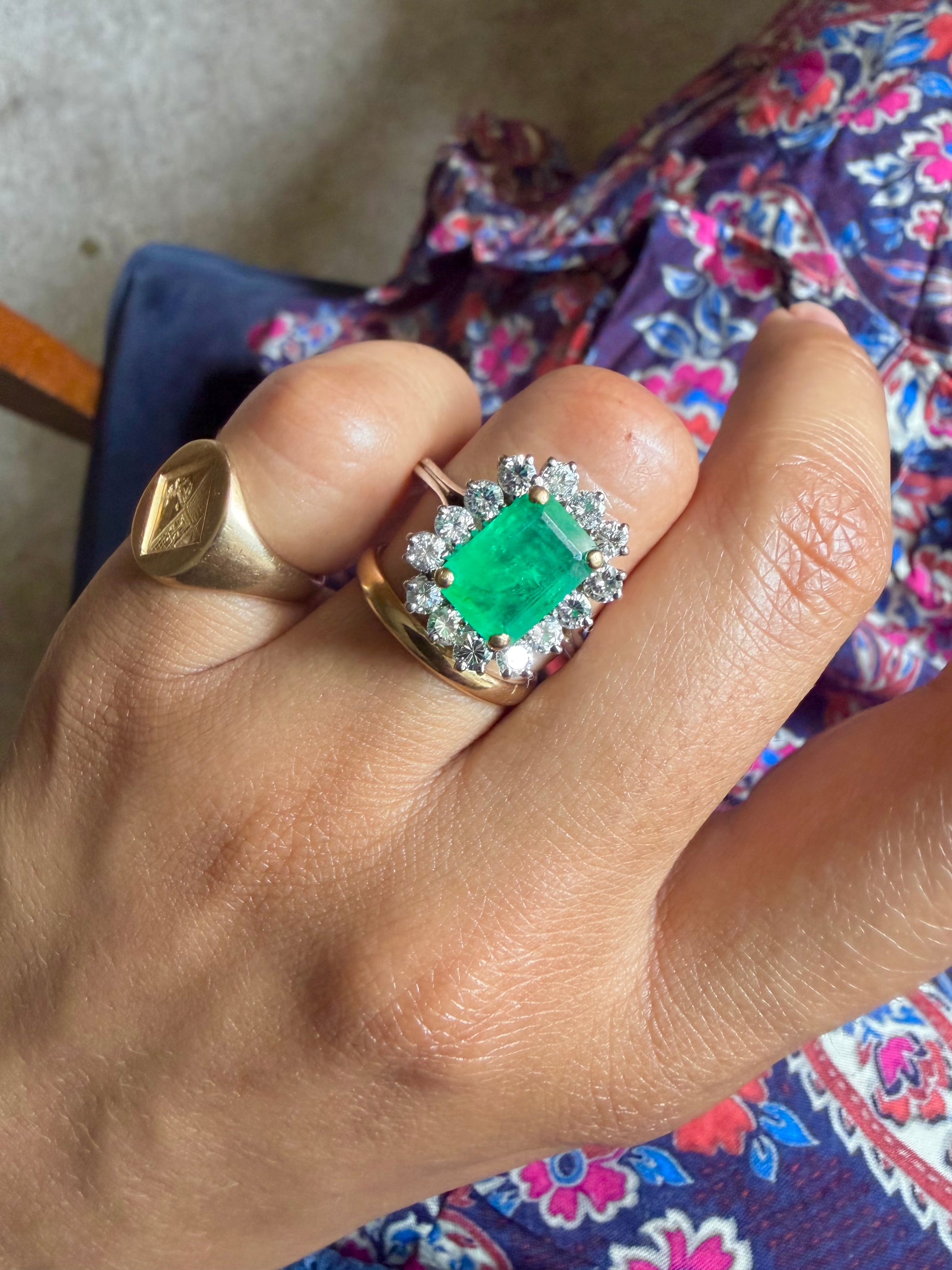 '' Emilie"  Bague entourage en or blanc émeraude et diamants