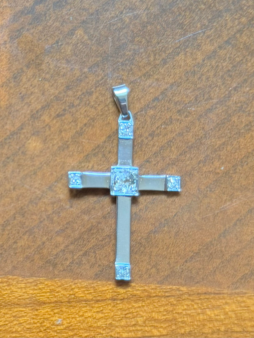Croix en or blanc et diamants