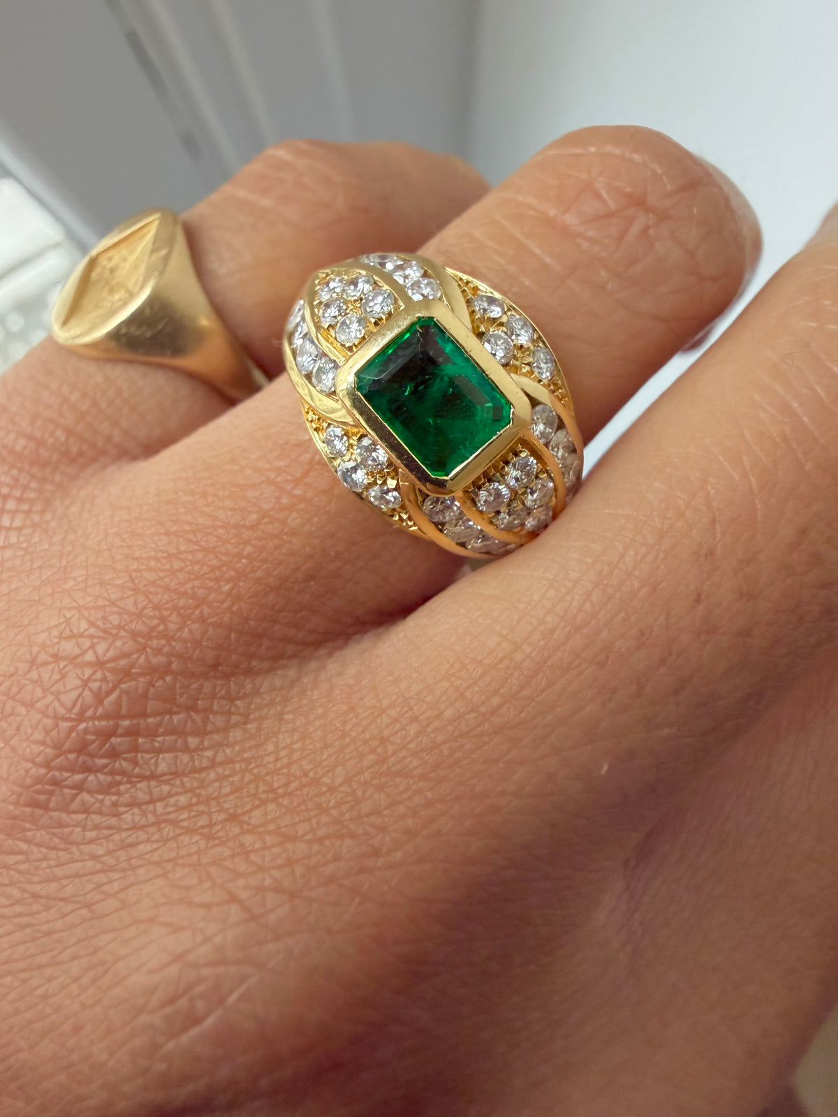 "Babeth" Bague Bandeau en or jaune émeraude et diamants