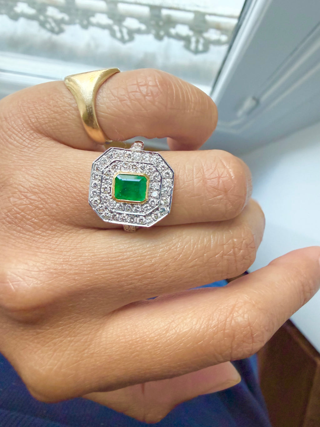« Isabelle » Bague entourage en or émeraude et diamants