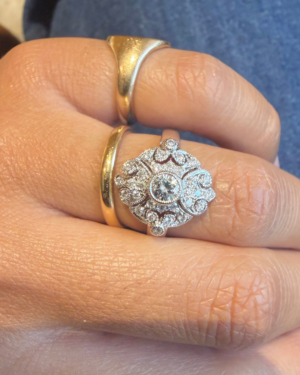 "Colombine" Bague entourage en or blanc et diamants
