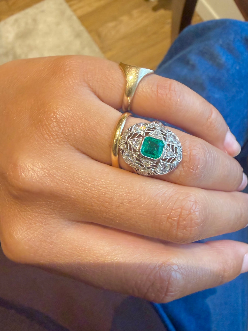 " Marie" Bague entourage dentelle en or blanc émeraude et diamants