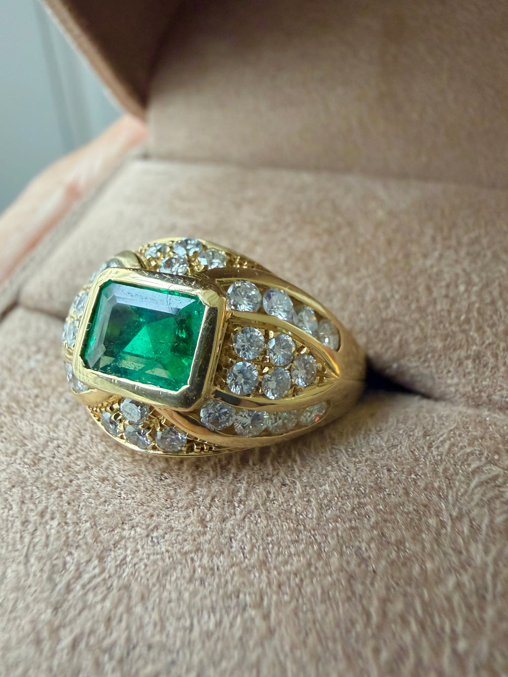 "Babeth" Bague Bandeau en or jaune émeraude et diamants