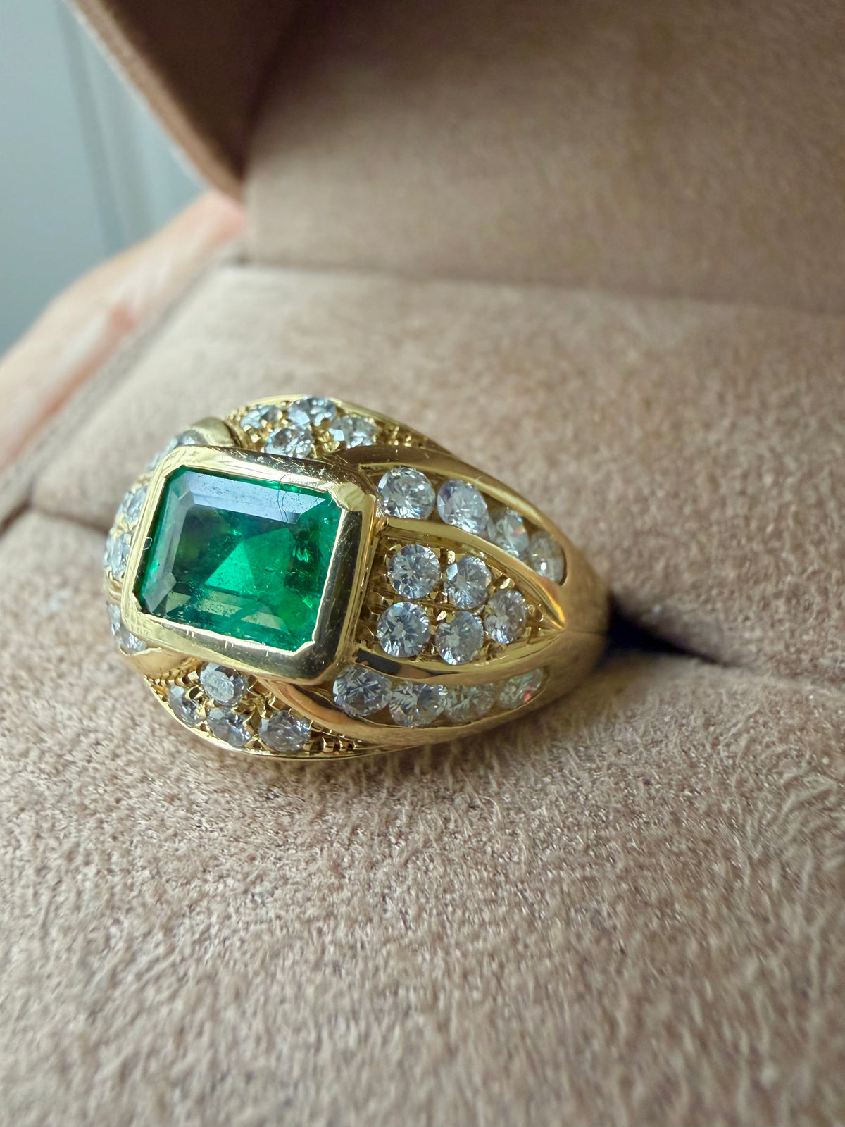 "Babeth" Bague Bandeau en or jaune émeraude et diamants