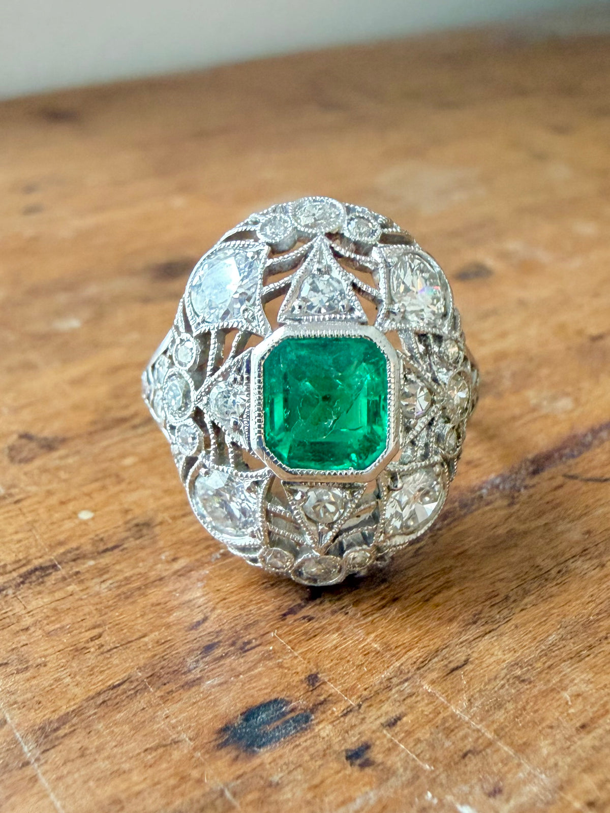 " Marie" Bague entourage dentelle en or blanc émeraude et diamants