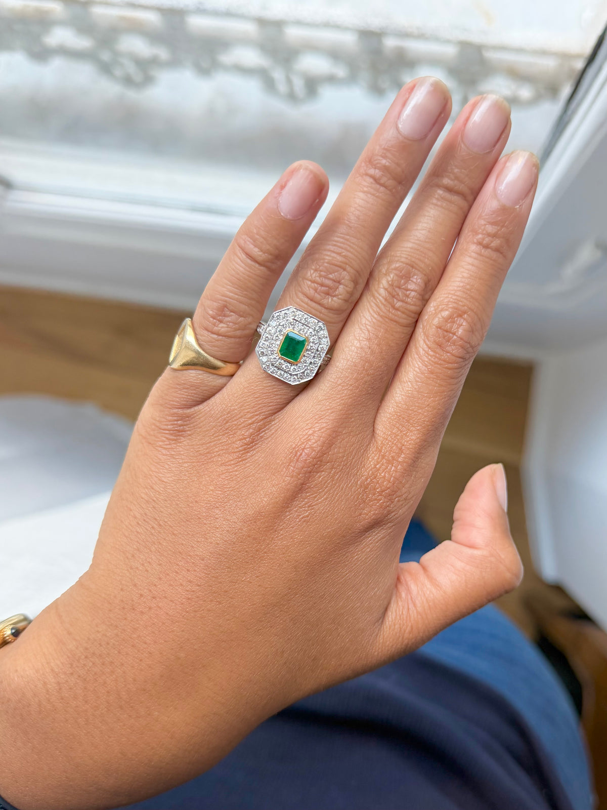 « Isabelle » Bague entourage en or émeraude et diamants