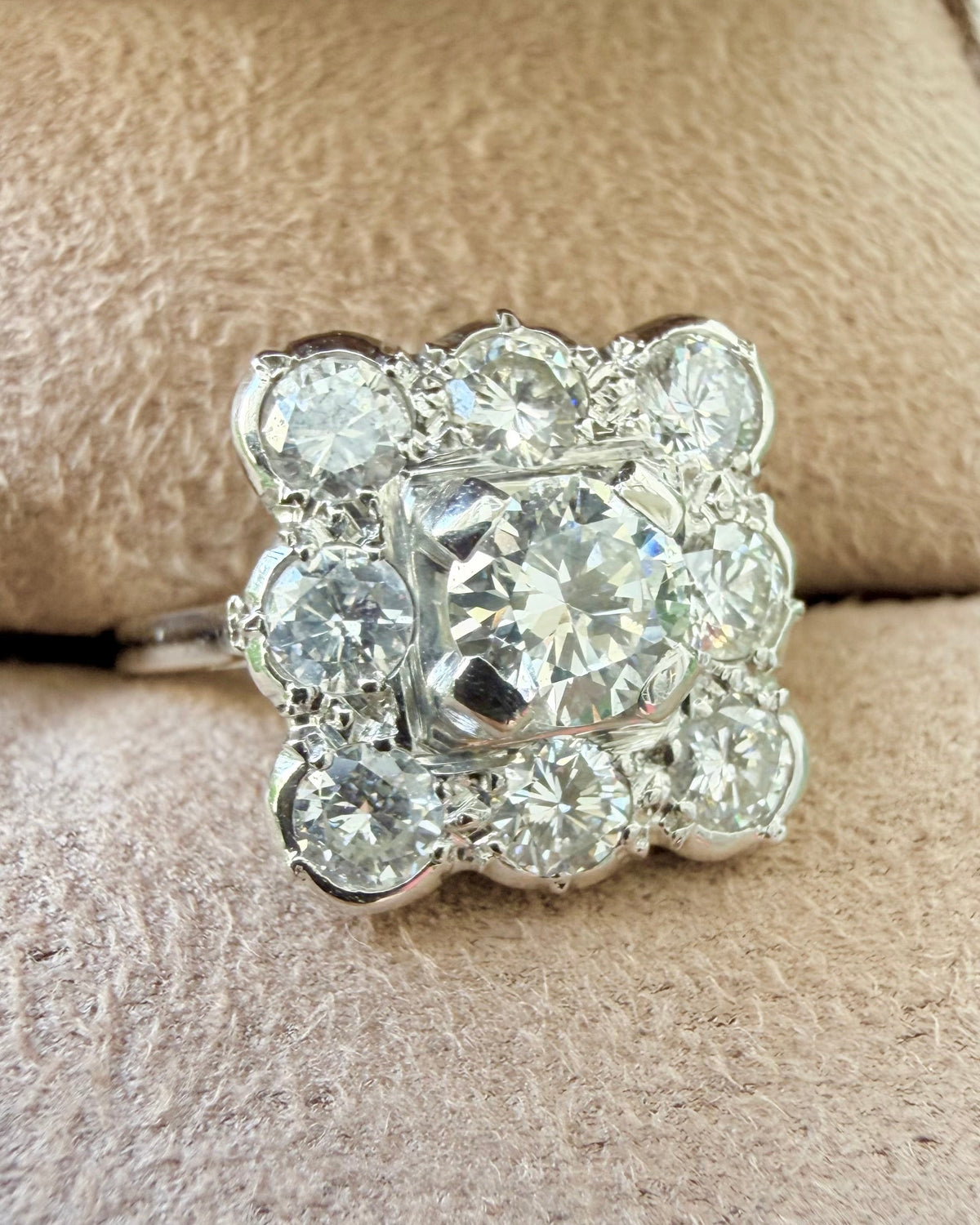 "Loup" Bague entourage art déco en platine et diamants
