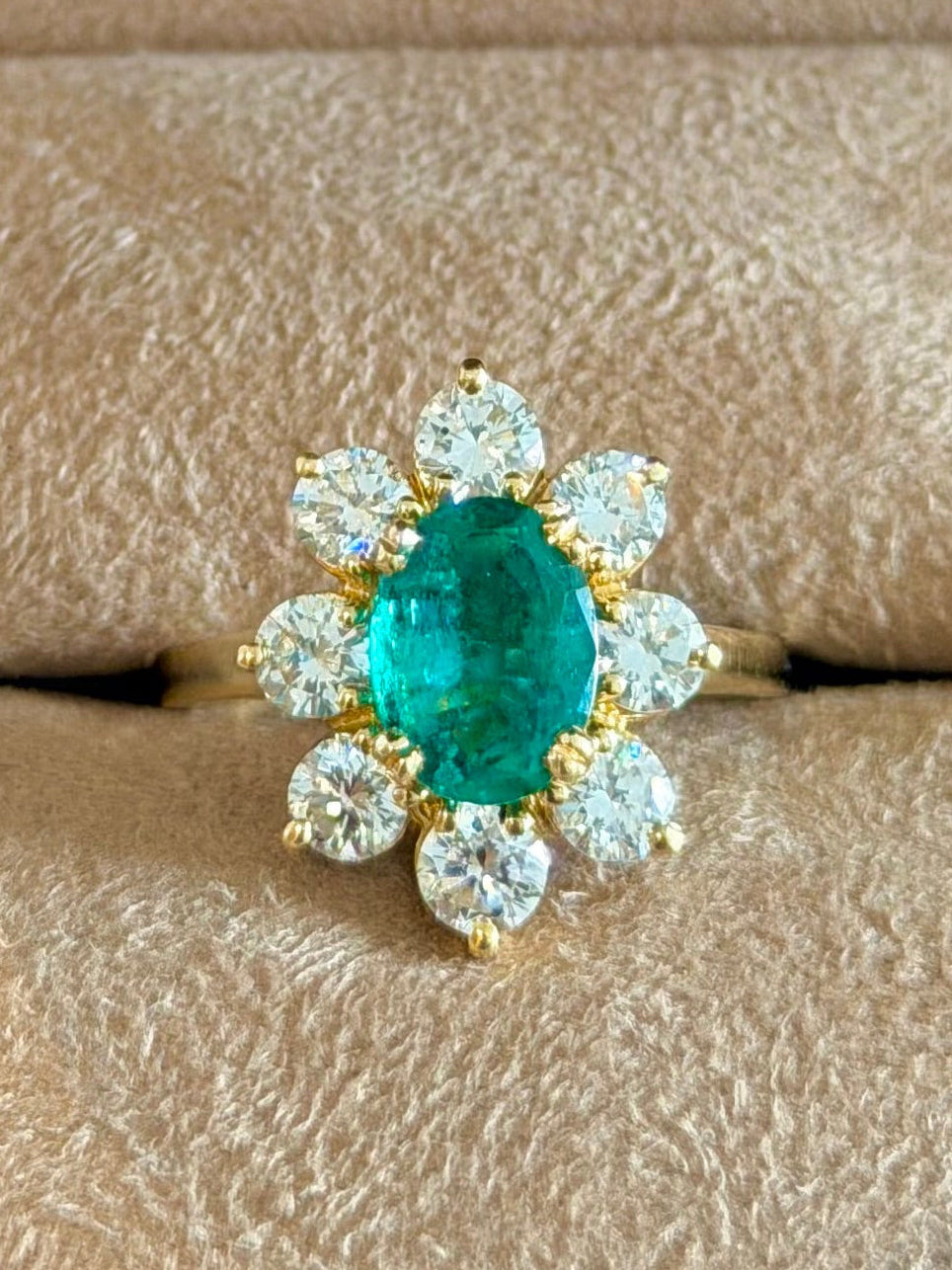 « Iris » Bague Marguerite en or jaune, émeraude et diamants