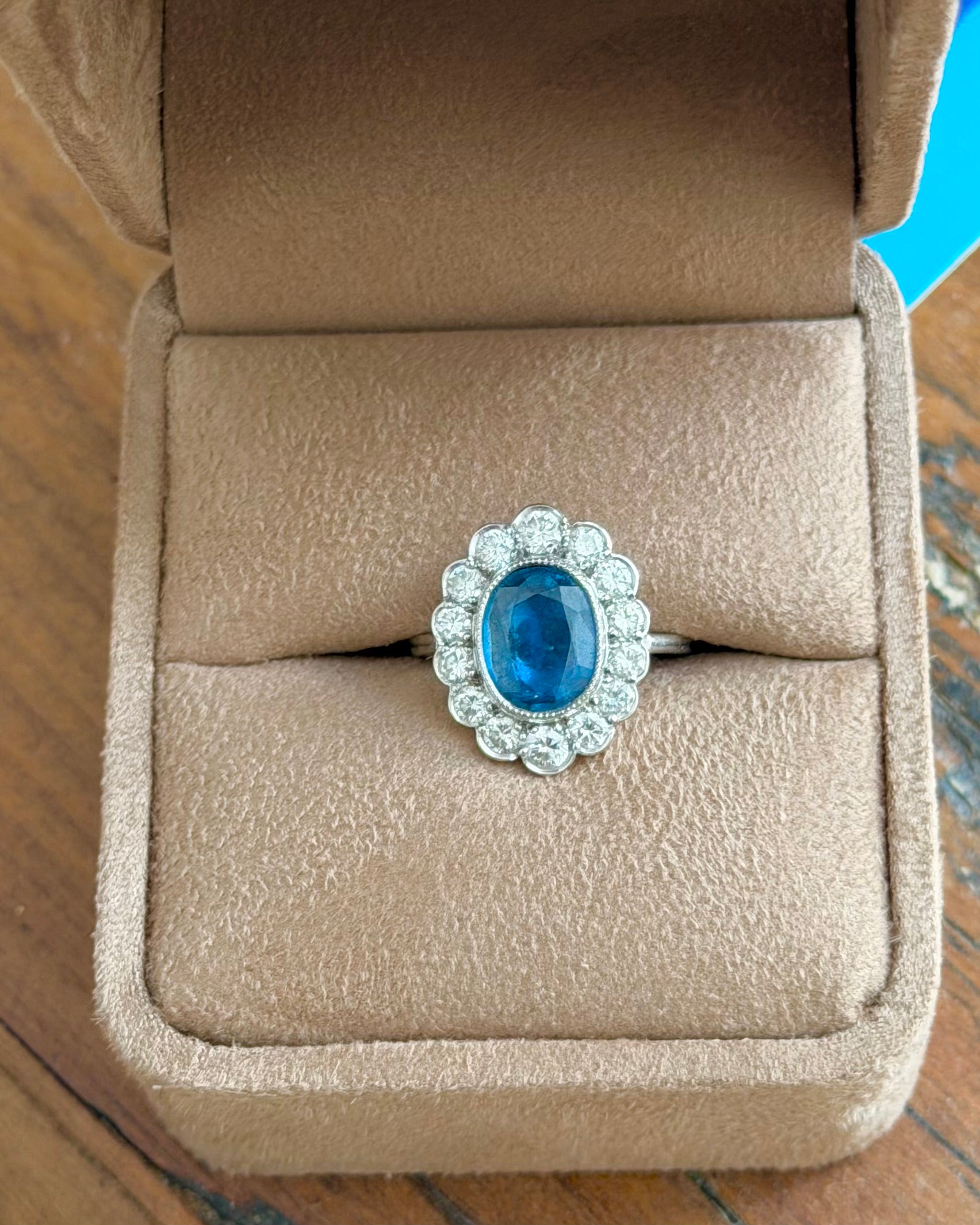 « Anastasia » Bague Pompadour en or blanc saphir et diamants