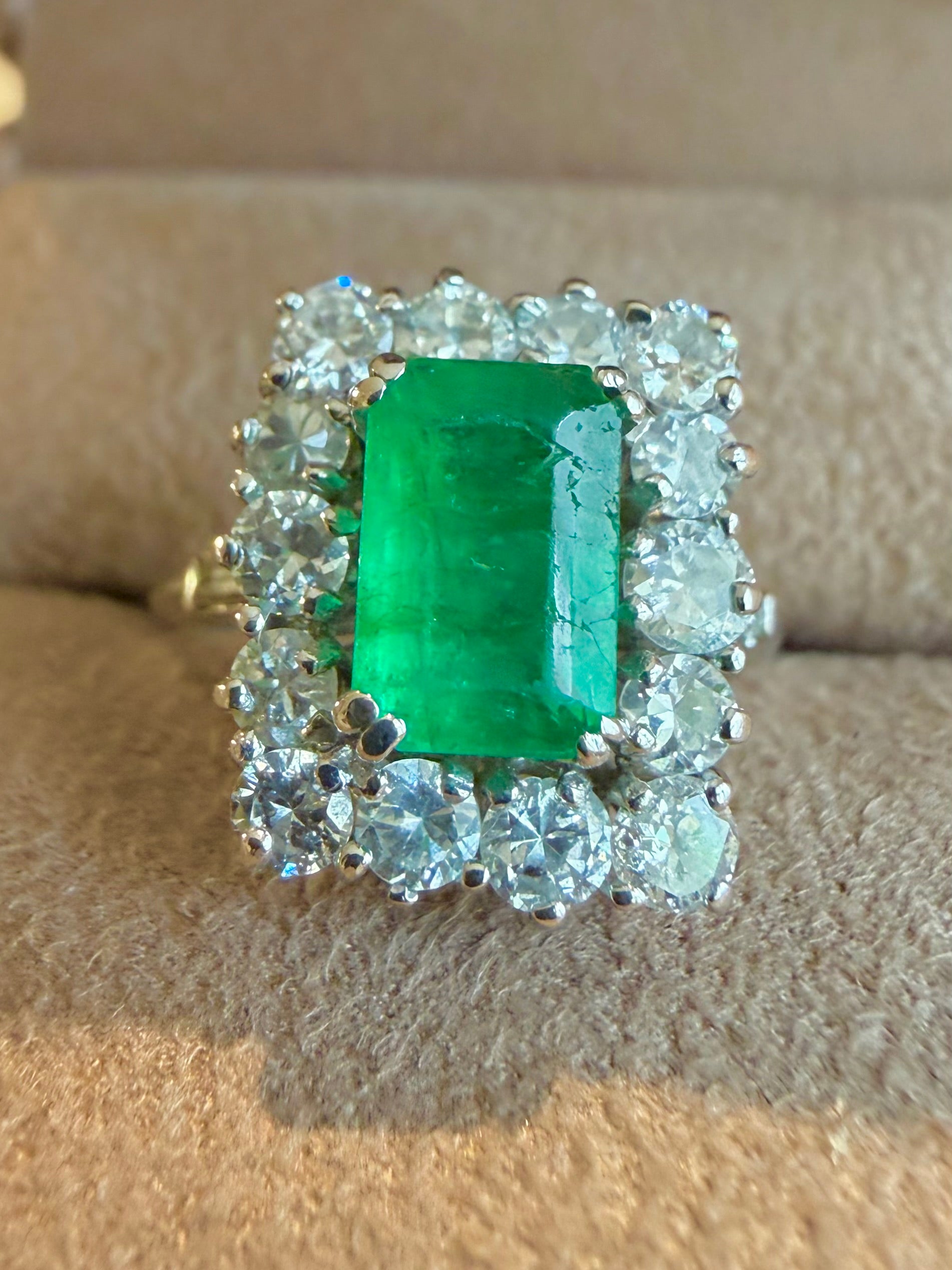 "Agnes" Bague en or blanc, émeraude et diamants