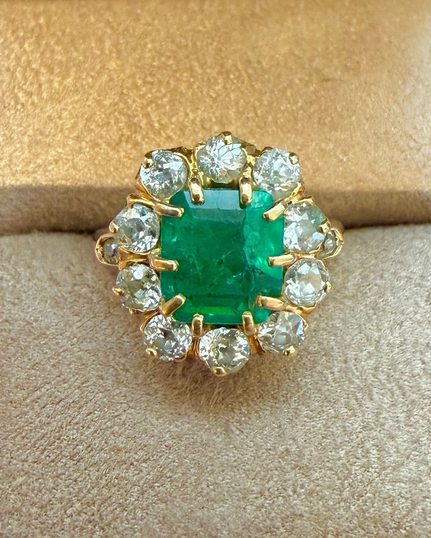 "Alienor" Bague Pompadour en or jaune, émeraude et diamants