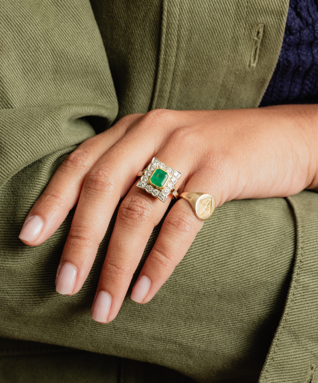 "Agathe" Bague entourage en or émeraude et diamants