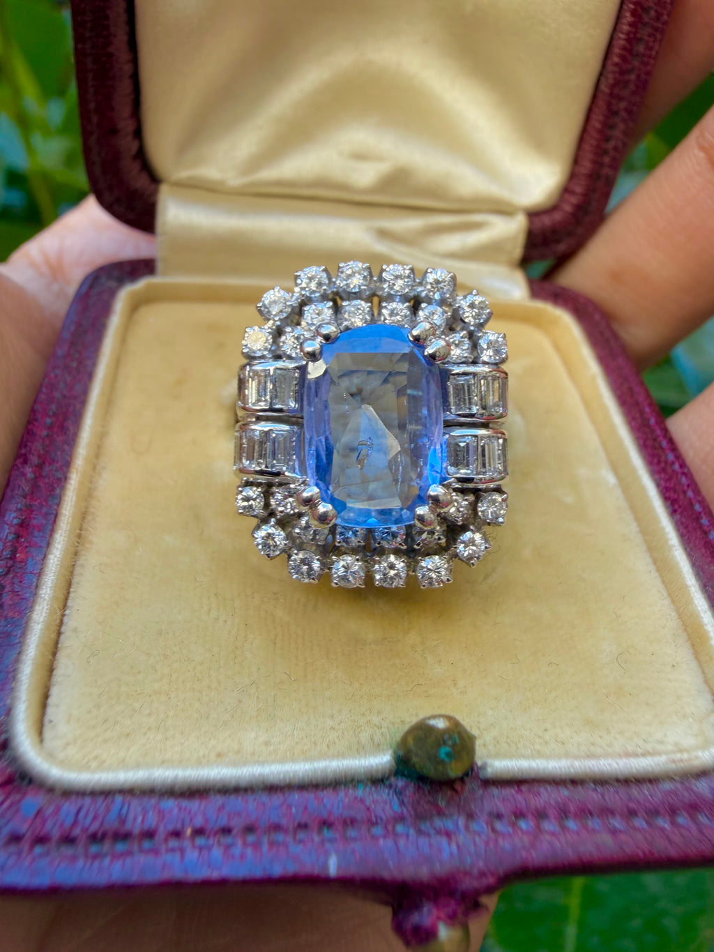« Bérénice » Bague Pompadour en or blanc saphir Ceylan et diamants