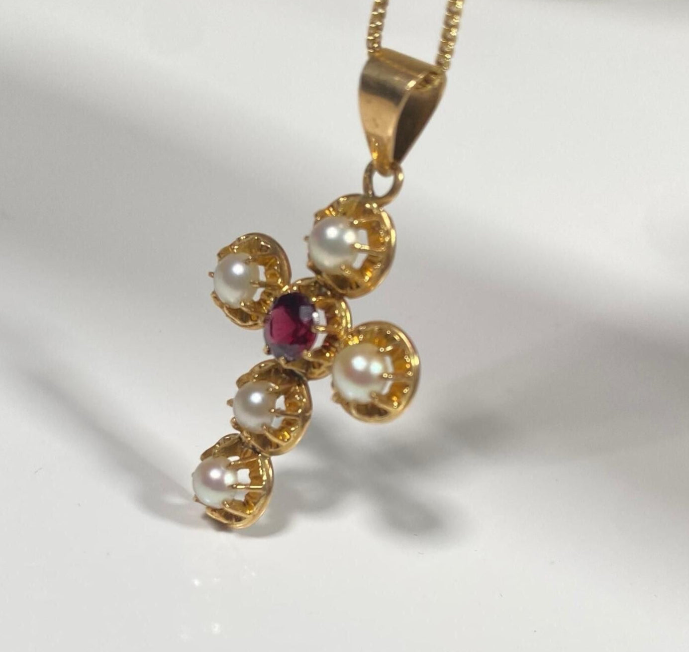 Chaîne et croix en or jaune, grenat et perles