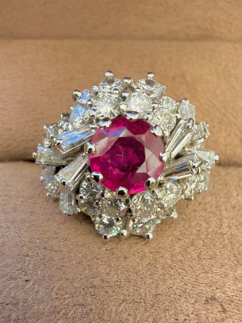 "Héloïse" Bague Dôme en or banc rubis et diamants.