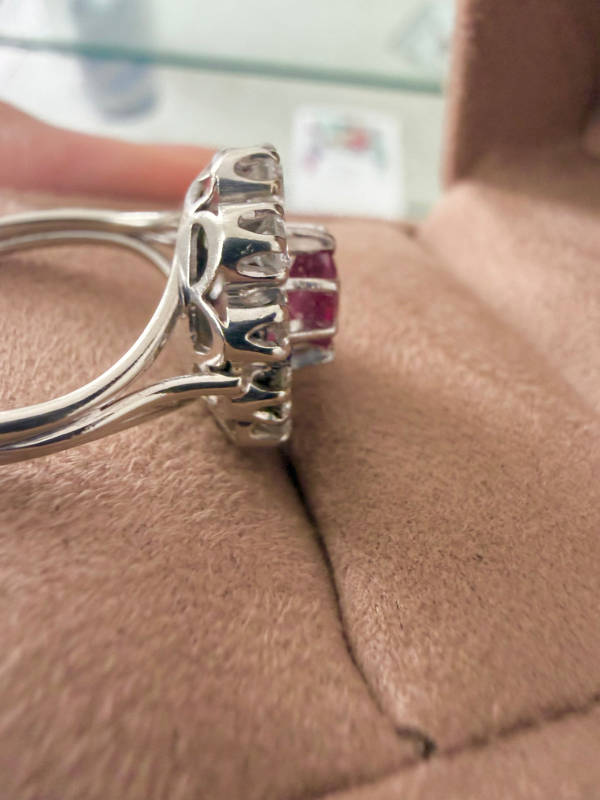 "Perrine" Bague Pompadour en or blanc rubis et diamants