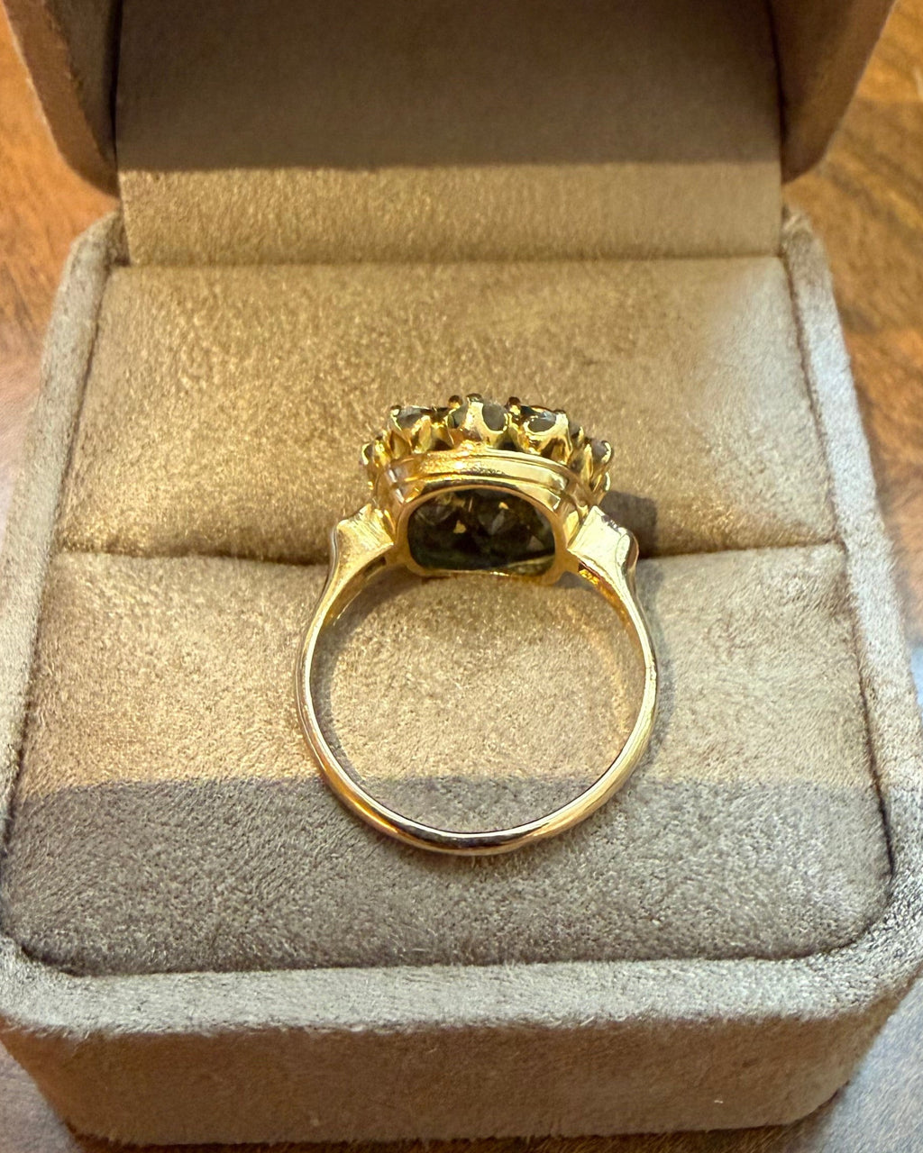 "Alienor" Bague Pompadour en or jaune, émeraude et diamants