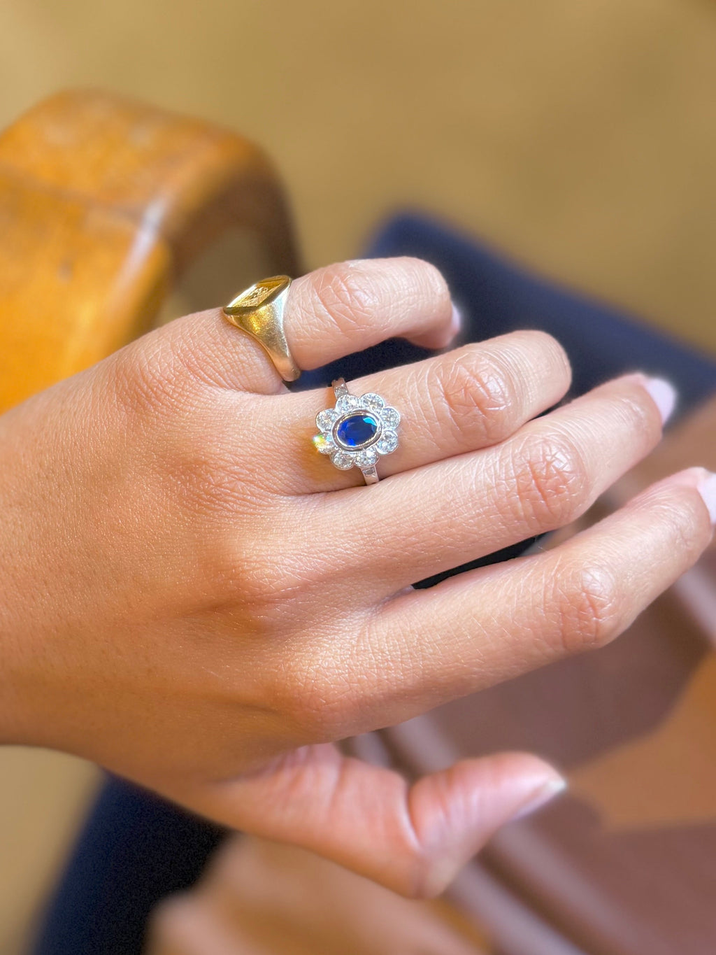 « Aude » Bague Marguerite en or blanc saphir et diamants