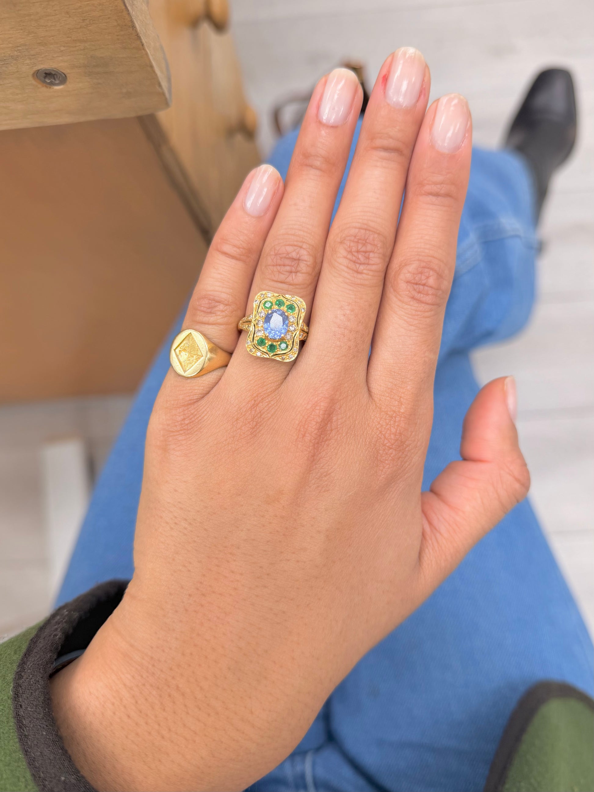 «Inès» Bague en or jaune, saphir, tanzanites et diamants