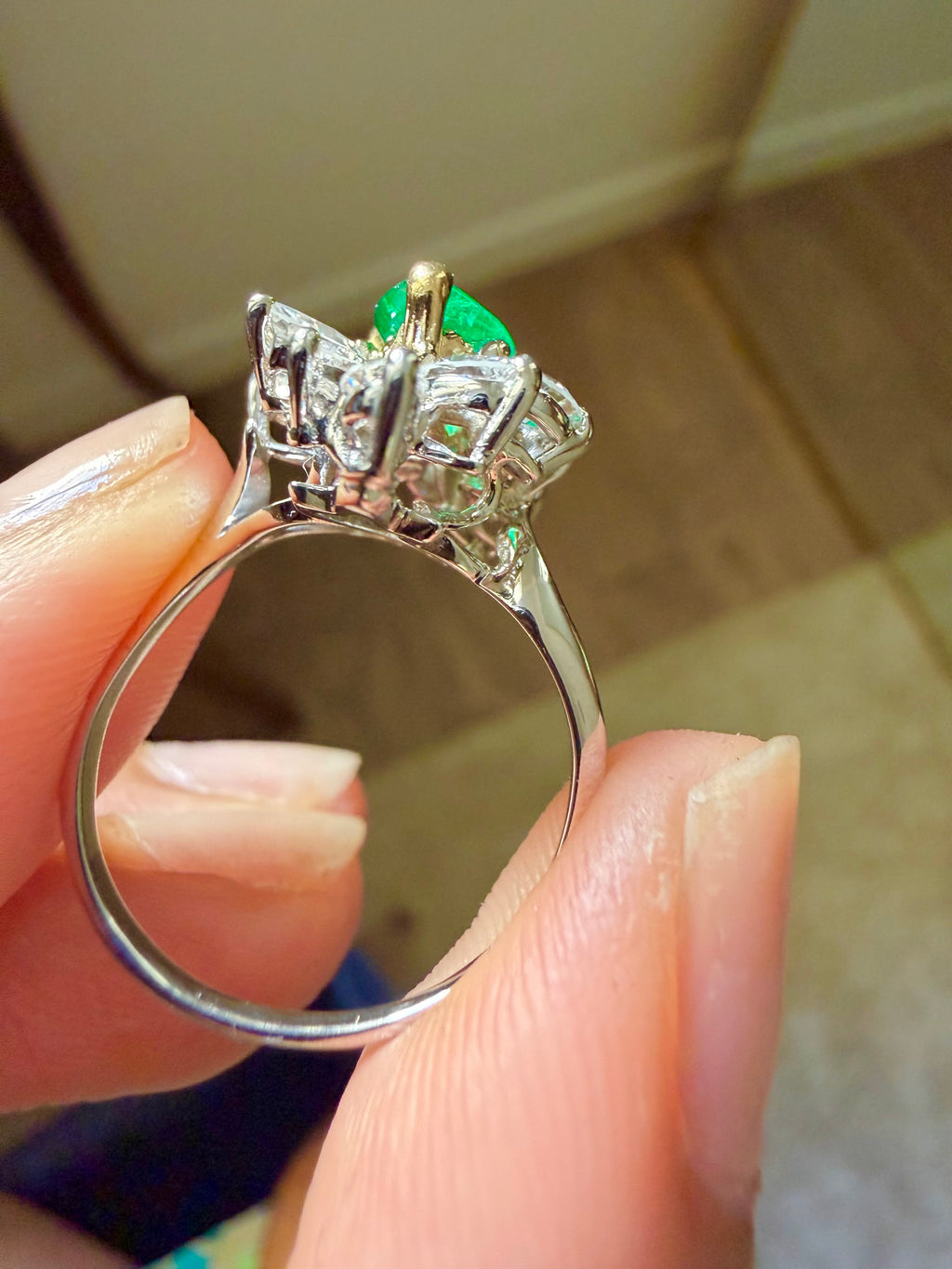 « Bérénice » Bague Cocktail en or blanc émeraude et diamants