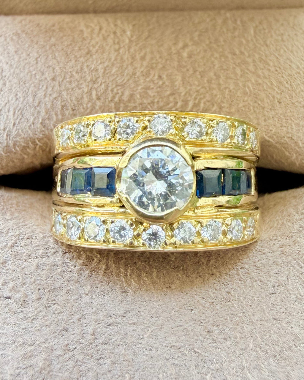 "Isaure"  Bague Bandeau en or jaune, saphirs et diamants