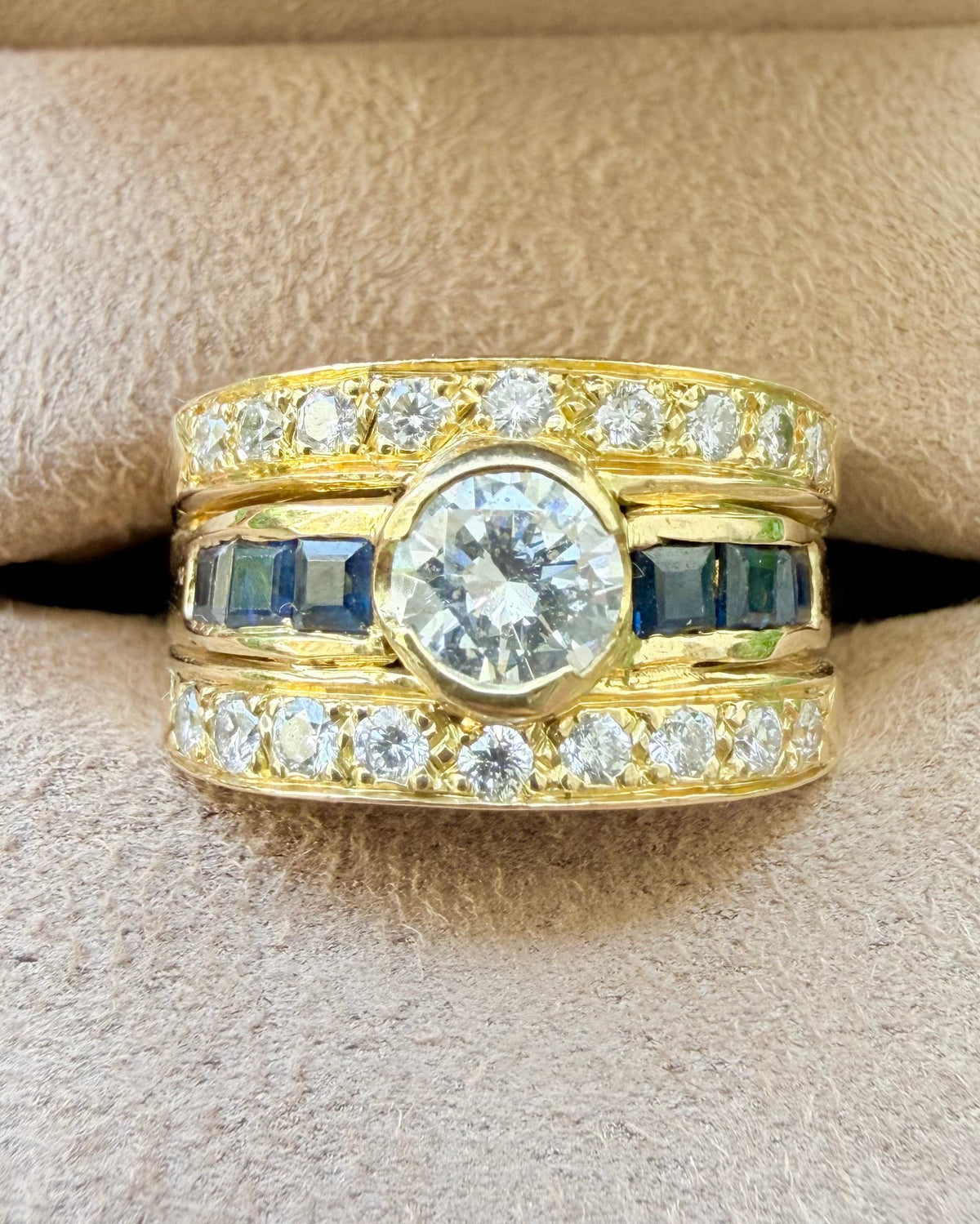 "Isaure"  Bague Bandeau en or jaune, saphirs et diamants