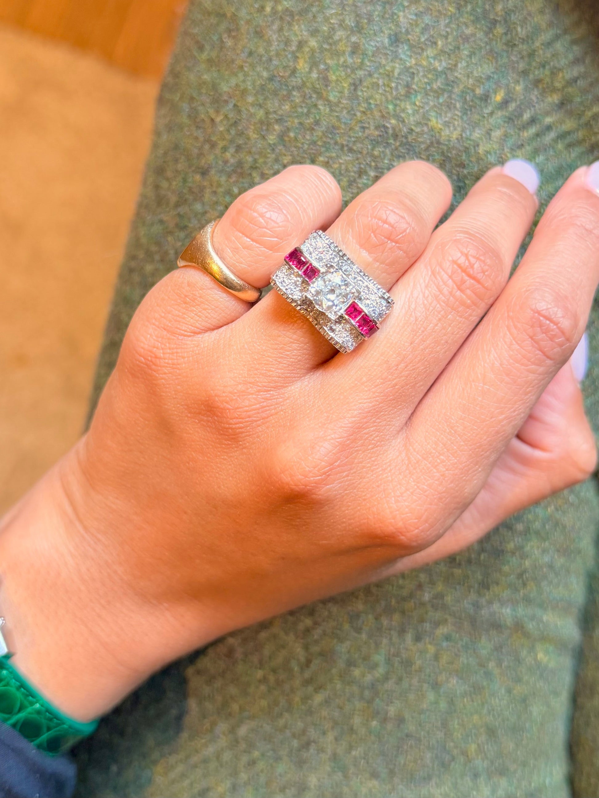 « Esther» Bague Tank en or blanc, rubis et diamants