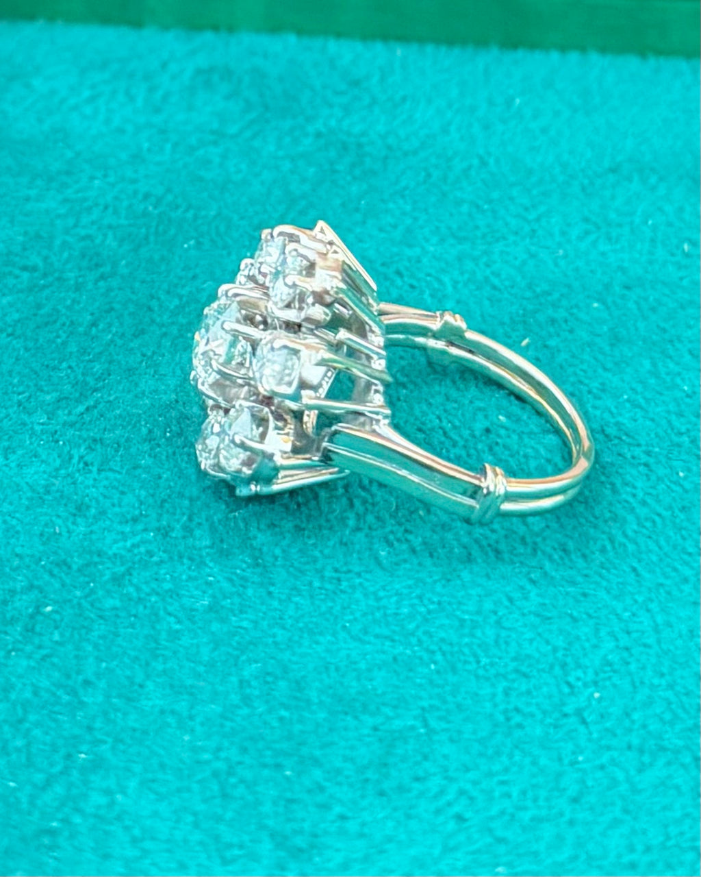 "Félicie" Bague Marguerite en platine, et diamants 2,75 carats.