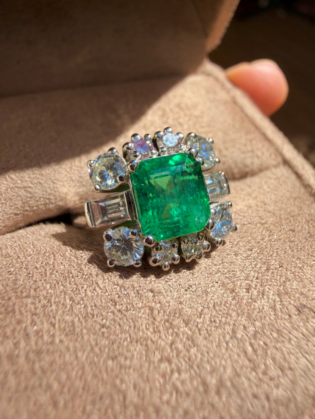 "Diane" Bague en or blanc, émeraude et diamants