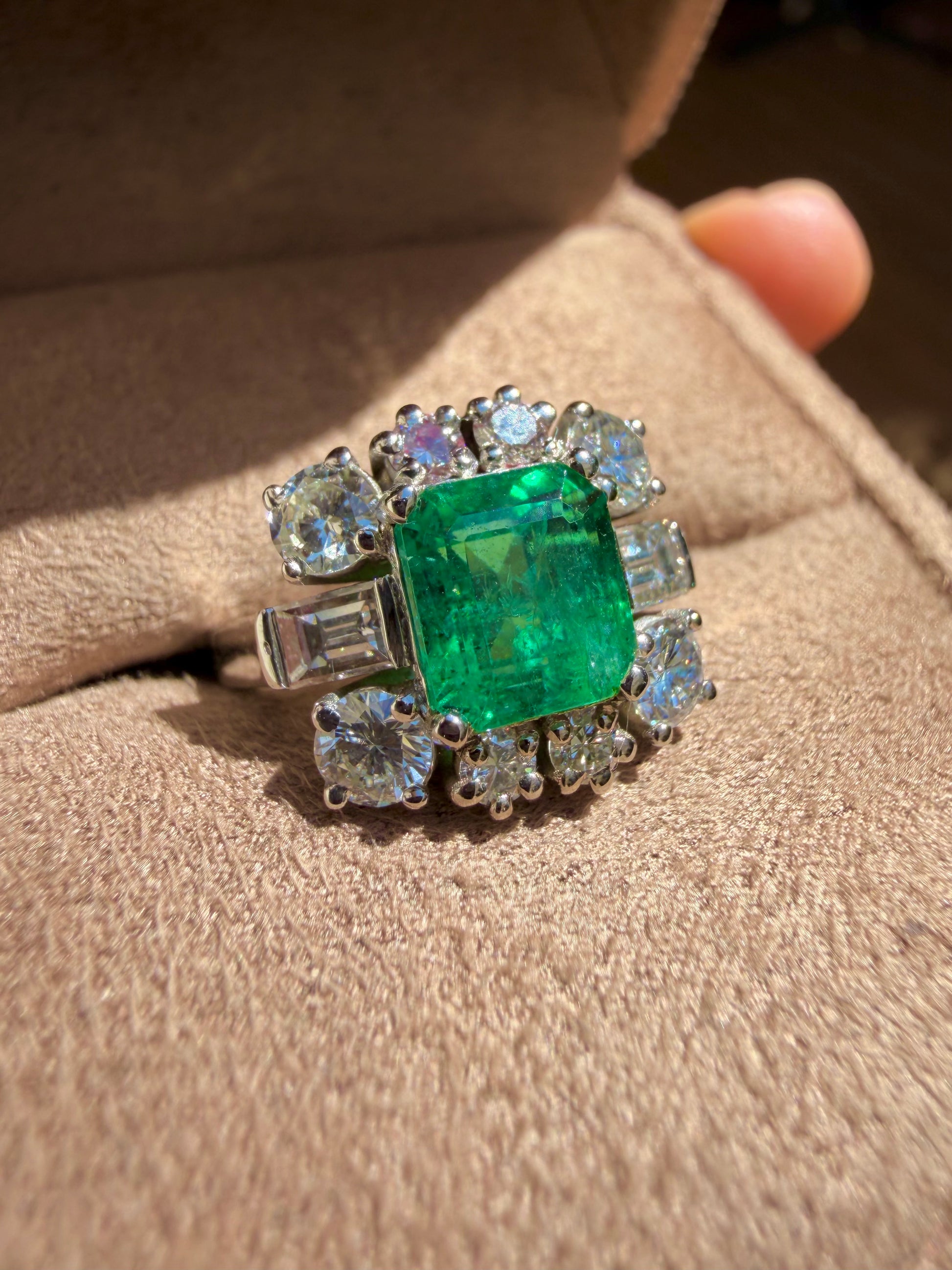 "Diane" Bague en or blanc, émeraude et diamants