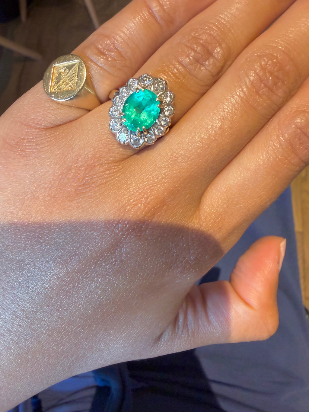 "Madeleine" Bague Marguerite en or jaune, platine émeraude et diamants