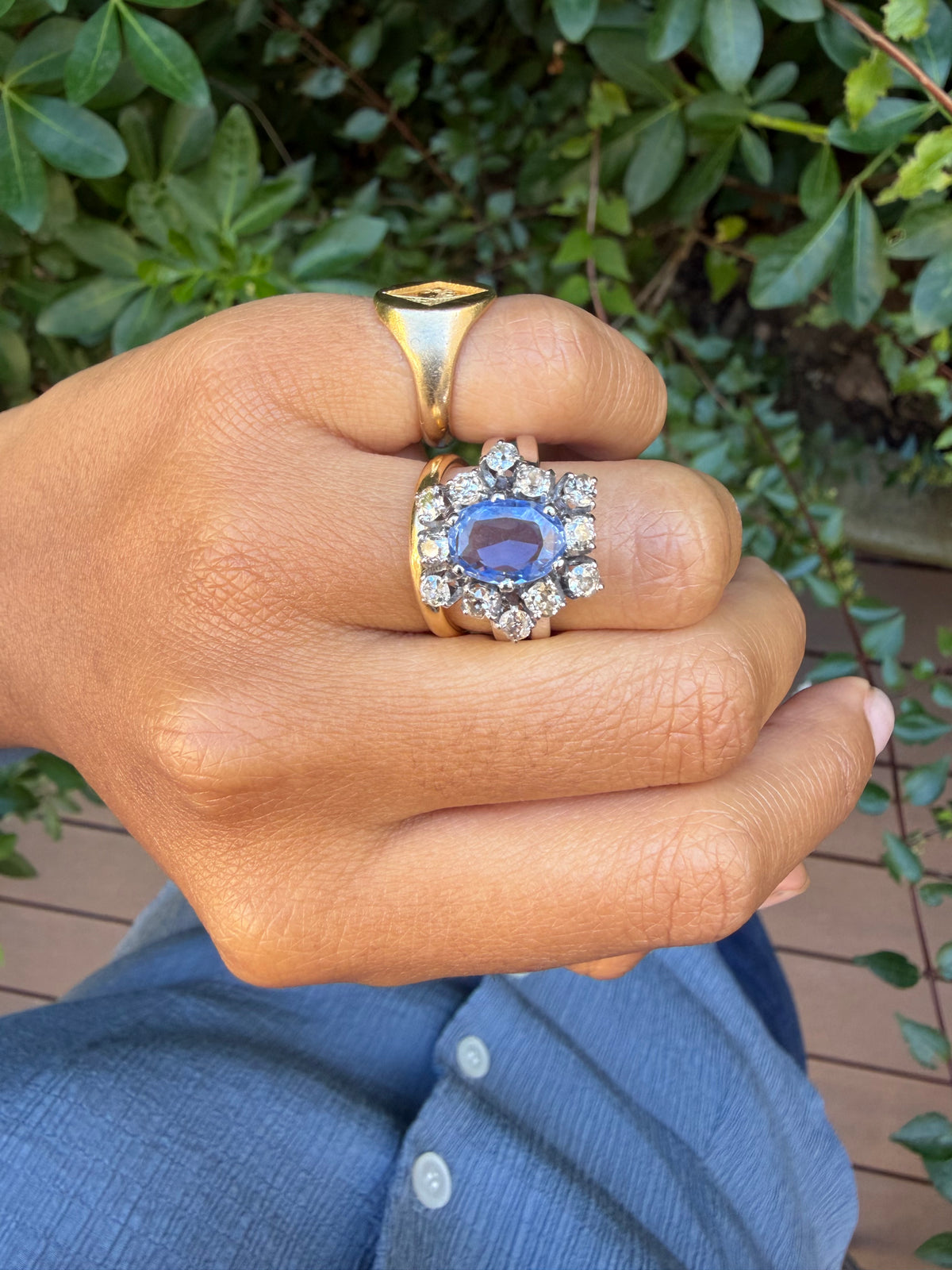 « Bianca » Bague entourage en or blanc saphir Ceylan et diamants