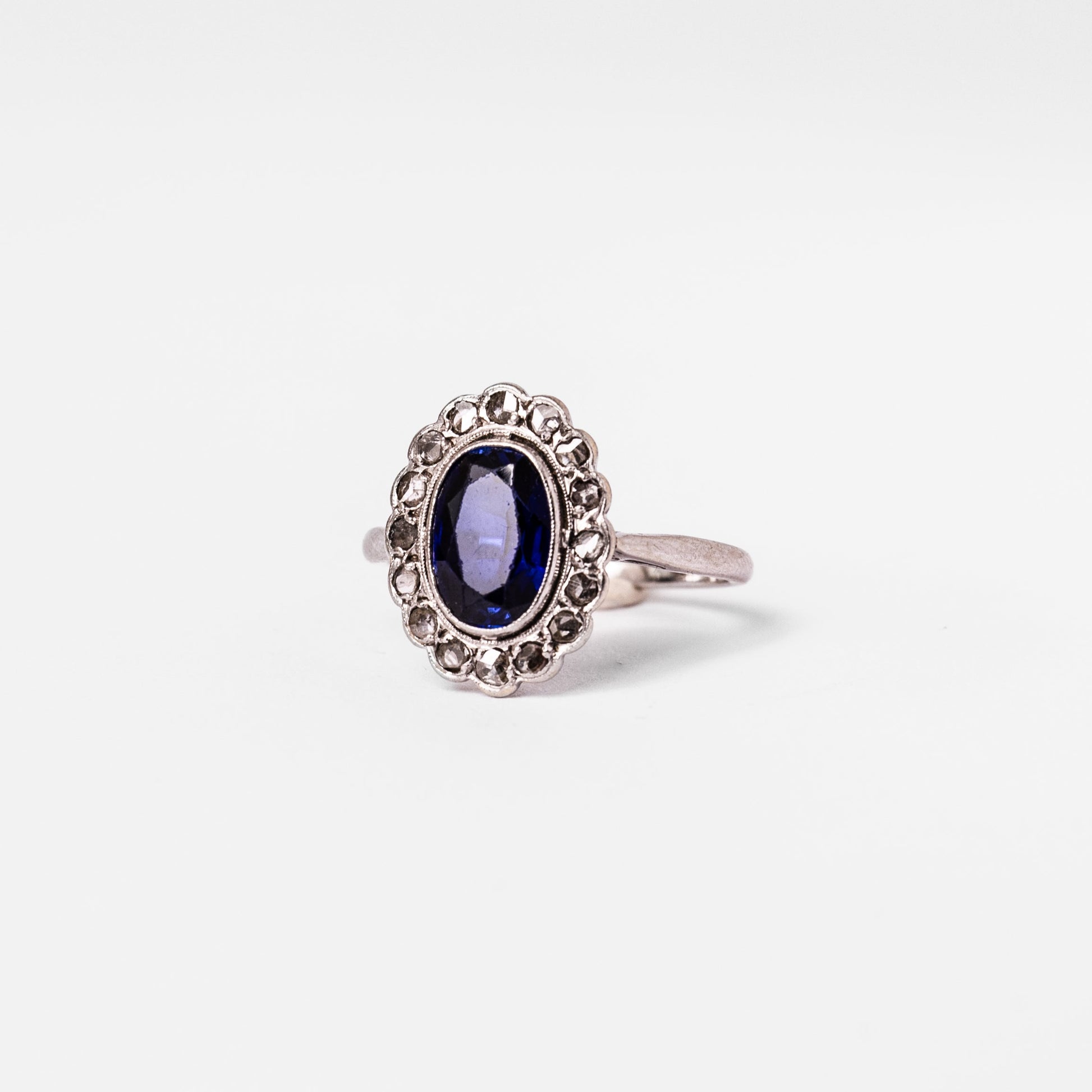 Bague Marguerite en or blanc, saphir Verneuil et diamants