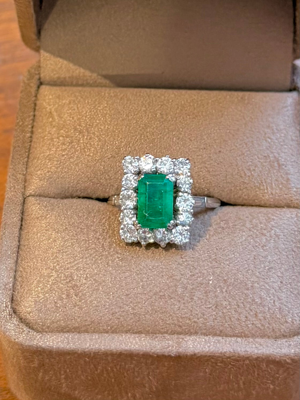"Agnes" Bague en or blanc, émeraude et diamants